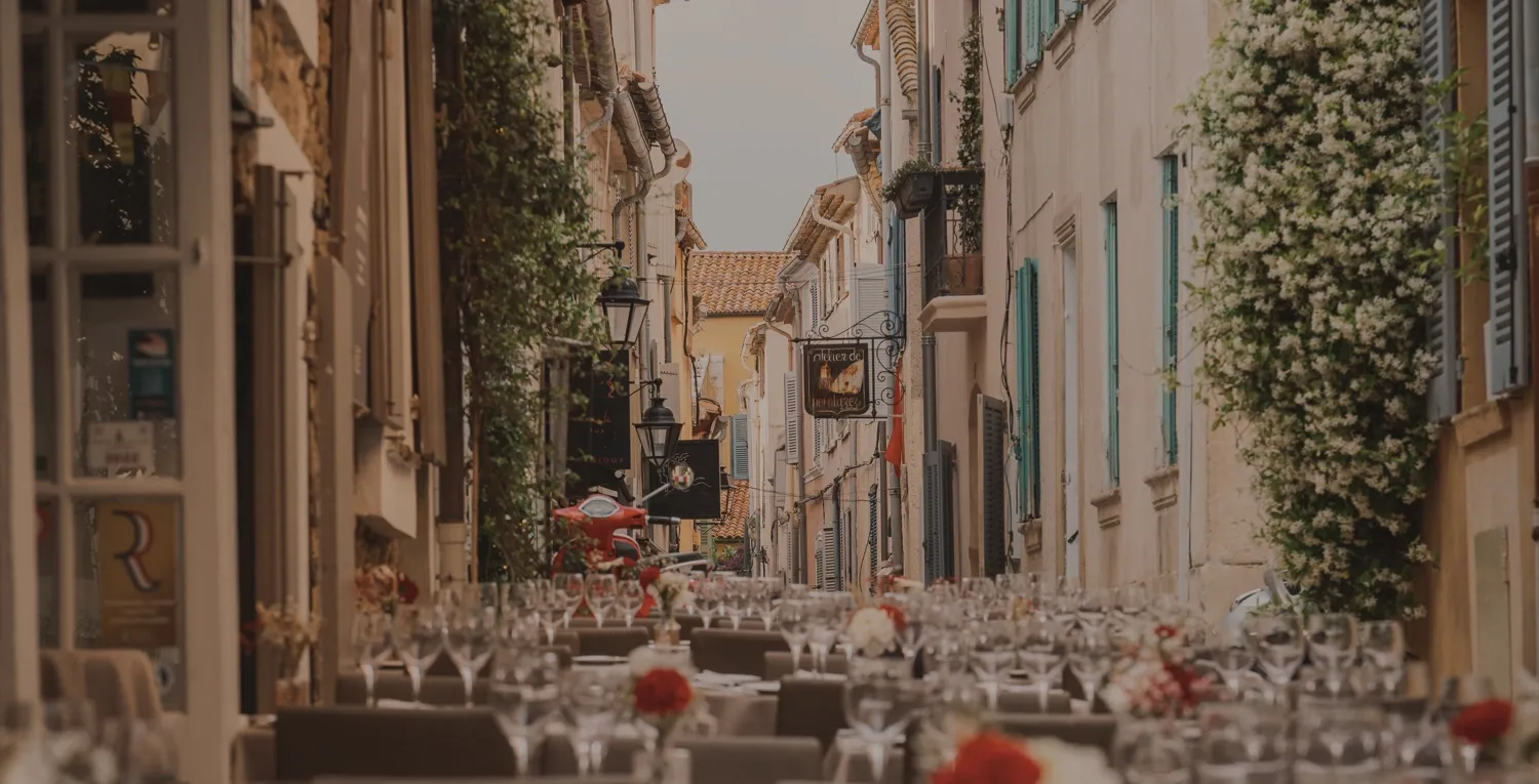 Table dressée devant le Caprice des Deux à Saint-Tropez