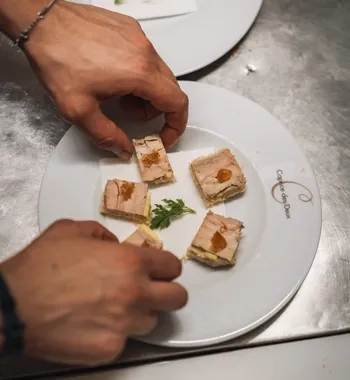 Dressage de bouchées au foie gras pour une réception privée